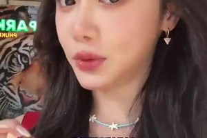 谁说老虎的屁股摸不得？美娜就摸给你看